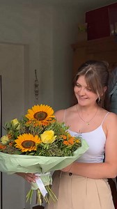 Ein strahlender Gruss, der begeistert. Sonnenblumen bringen mit ihrem sonnigen Blüten ein Lächeln in jeden Tag. 🌻 | Fleurop-Interflora Schweiz