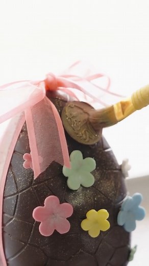 Easter just got sweeter 🐰🍫 Our full range of festive treats is here—perfect for gifting, sharing, or keeping all to yourself (we won't judge 😉). ✨ EASTER MENU ✨ 🐇 Small 3” Chocolate Mousse Filled Eggs 🐣 Medium ‘Surprise’ Eggs filled with an assortment of fun treats 🥚 Large ‘Surprise’ Eggs filled with an assortment of fun treats 🌷 Hot Cross Buns 🐰 4” Milk Chocolate Bunny filled with your choice of: — Crushed Macarons & Marshmallows — Marshmallows — Mini Easter Eggs 📍 Limegrove Lifestyle 