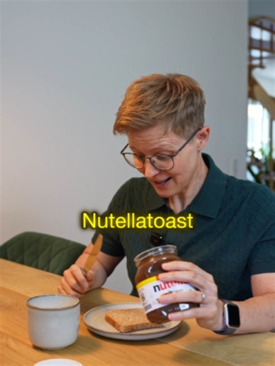 Wenn dein Nutellabrot erst High Protein, zuckerfrei und mit Ballaststoffen angereichert sein muss, damit du es ohne schlechtes Gewissen essen kannst, ist vielleicht nicht das Nutellabrot das Problem. 😉 Wir haben angefangen, jedes Lebensmittel zwanghaft „optimieren“ zu wollen. ⚙️ Mehr Protein. ⚙️ Weniger Zucker. ⚙️ Weniger Kalorien. ⚙️ Mehr Ballaststoffe. ⚙️ Nur noch unverarbeitet. Dabei muss nicht jedes einzelne Lebensmittel ernährungsphysiologisch perfekt sein, damit deine Ernährung insgesamt 