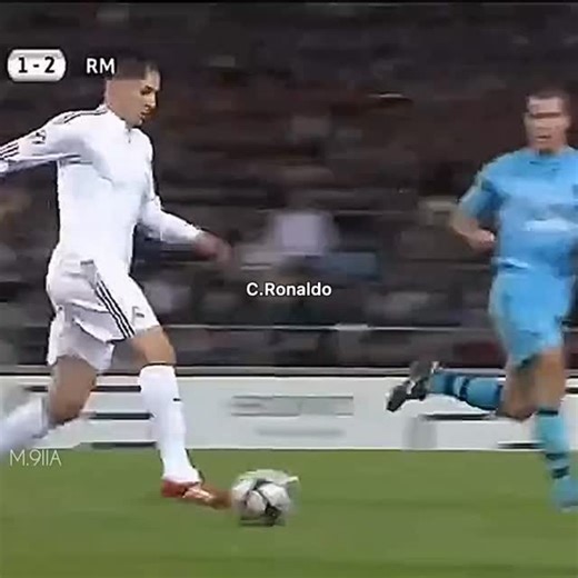 ............. on Instagram: "#1990년 개봉한 영화 〈나홀로 집에(Home Alone)〉는 단순한 가족 코미디를 넘어, 혼자 남겨진 한 아이의 용기와 따뜻함을 담아낸 작품입니다. 크리스마스의 화려한 장식과 밝은 음악 뒤에는, 케빈이 느끼는 외로움과 성장의 순간들이 자연스럽게 스며 있습니다. 처음엔 집에 혼자 남았다는 사실이 마치 해방된 듯 신나 보이지만, 시간이 지날수록 조용한 집 안 곳곳에서 케빈이 맞닥뜨리는 고요한 감정들이 더 깊이 다가옵니다. 빈 식탁, 적막한 밤, 멀리서만 들리는 캐럴 소리… 이런 순간들이 영화의 분위기를 더욱 따뜻하면서도 쓸쓸하게 만들죠. 하지만 이 영화가 오래 기억되는 이유는, 결국 케빈이 혼자서도 두려움을 이겨내고 집을 지켜내는 모습 때문입니다. 장난기 가득한 함정들과 소동 속에서도, 어린 아이의 순수한 용기와 가족을 향한 그리움이 자연스럽게 묻어납니다. 많은 사람들이 “왜 매년 겨울만 되면 이 영화를 다시 보게 될까?”라고 말합