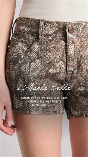 KOSIUKO SUMMER PRINTS El estampado de reptil —en sus distintas versiones— deja atrás su costado salvaje para volverse símbolo de una sensualidad sugerente. Discover now at www.kosiuko.com & locales. | KOSIUKO