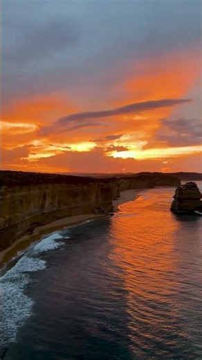 The kind of moment you can expect along the Great Ocean Road 🌅
