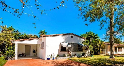 913 NE 4th St, Hallandale Beach, FL 33009 (MLS #A11984590) :: Alex Acker Group