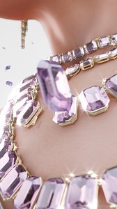 Entra nel nostro fantasioso mondo di colori, luci, creatività e la gioia dell’espressione personale. | SWAROVSKI