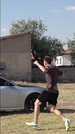ÜMİDİ EMJANIN YENİ ARABASINA DEFALARCA TOP İLE VURUP KIRIYOR 😱