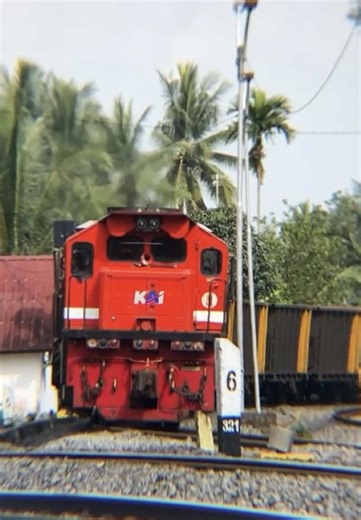 Sapaan ramah dari lokomotif 😎🫵🏻 . Btw jangan lupa join saluran. #asistenmasinis #masinis #asistenmasinisramah #divre3