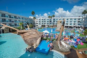 ⚔️Pirates Village - Santa Ponsa - Majorca ... Family Favourite !⚔️ ❤️Family of 3 from £988 ❤️Family of 4 from £1254 ❤️Family of 5 from £1520 ✔️26 October 2020 ✔️7 Nights ✔️Self Catering ✔️From Glasgow ✔️Luggage & Transfers included 🟪Take the helm for a thrilling family holiday at Pirates Village! This pirate-themed hotel is endlessly fascinating as you enter a fantastical world of fortresses, caverns and waterfalls. 🟪Here, any aspiring pirate will feel like a bounding buccaneer as they take pa