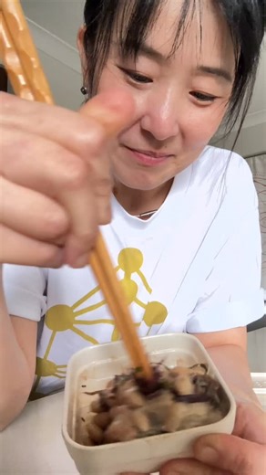 Nothing beats a homemade fresh natto after work. Blissfully~ Natto has an acquired taste for many and some people has difficulty accepting the stickiness. Once you get use to it and grow to love it, the benefits are also endless! Nattokinese at its freshest most alive!!! | Bliss Pure Foods