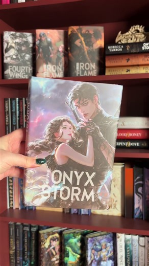 I am so EXCITED to have these to add to my Korean Fourth Wing collection 🥹 They are just absolutely stunning, I love the art work on the dust jackets! It seems like importers have contented on because these were so much easier to get that the first 3! Off to rearrange my shelves I go! #booktok #booktoker #fourthwing #xadenriorson #violetsorrengail