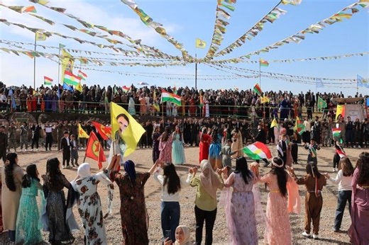 En imágenes y vídeos: celebraciones de Newroz en ciudades de Rojava