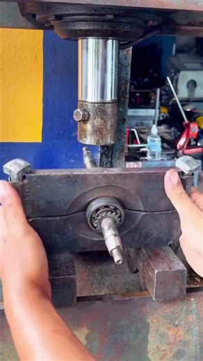 mechanical technique for removing crankshaft bearings #tutorial #otomotif #reels #diymechanic