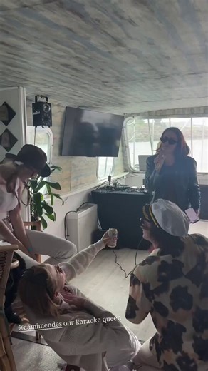 APARECEU 🙌Hunter está em um iate com Camila Mendes, Lukas Gage, Rachel Matthews, Kiernan Shipka, Hannah Schafer, entre outros amigos. A diva aparentemente está de volta a Los Angeles 🌊#hunterschafer
