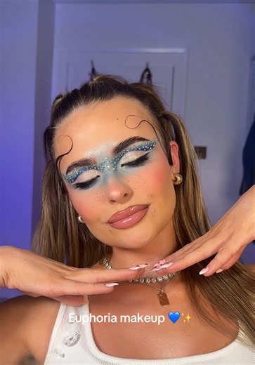 Replying to @Amy Johnson here’s a tutorial 🤭 @🇬🇧MADEBYMITCHELL🇬🇧 tan @No7 Skincare milk toner @Kosas concealer @BPerfect Cosmetics eyeshadow @NARS Cosmetics foundation @MaybellineUK grippy primer @Huda Beauty concealer,powder @SHEGLAM cream blush @rimmellondon lip liner,setting spray @nyxcosmetics_uk blush #makeup #euphoriamakeup #euphoriavibes #tutorial