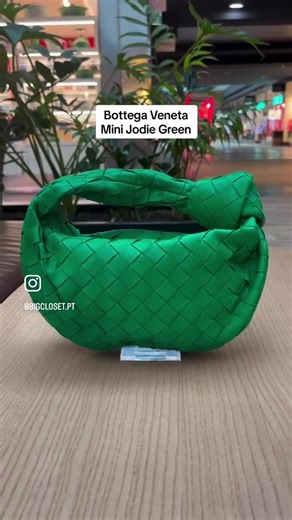 BOTTEGA VENETA - Mini Jodie Green Preço: 1850€ Condição: Excelente Para mais informações contacte-nos ✉️info@bigcloset.pt ou WhatsApp 911 852 872 Price: 1850€ Condition: Excellent For more info contact us in our ✉️info@bigcloset.pt or WhatsApp 351 911 852 872 ✔️ ENTREGAS EM 48 HORAS ✔️ ACEITAMOS TROCAS E DEVOLUÇÕES ➡️ Veja mais opções em www.bigcloset.pt (link na bio) 🌎 𝙰𝚘 𝚌𝚘𝚖𝚙𝚛𝚊𝚛 𝚎𝚜𝚝𝚎 𝚊𝚛𝚝𝚒𝚐𝚘 𝚎𝚜𝚝á 𝚊 𝚌𝚘𝚗𝚝𝚛𝚒𝚋𝚞𝚒𝚛 𝚙𝚊𝚛𝚊 𝚞𝚖 𝚌𝚘𝚗𝚜𝚞𝚖𝚘 𝚜𝚞𝚜𝚝𝚎𝚗𝚝á𝚟𝚎𝚕, 