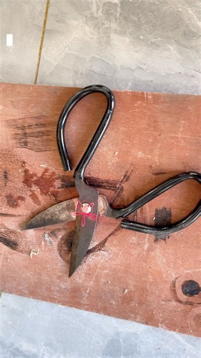 Tired of struggling with old, rusty scissors that just won’t cut it? 🙅♂️ Our 300W Pulse Laser Cleaning Machine is here to save the day!Watch as it effortlessly blasts away years of stubborn rust from scissors—no harsh chemicals, no scratches, no damage to the blade! ✂️ The high-power pulse laser targets only rust, leaving your scissors sharp and like new in seconds.Perfect for tailors, hairdressers, craftsmen, or anyone who values their tools! Eco-friendly, efficient, and easy to use. 📩 Contac