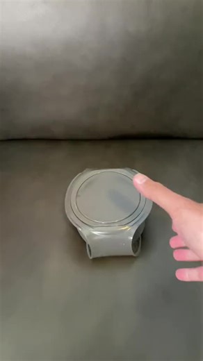 Sha Lyraen on Instagram: "The “Messy Rating Chart” Pattern Reviewers Never Ignore When the rating chart shows both many 5-stars and many 1-stars, it’s the riskiest product type. This indicates inconsistent quality—good batches and bad batches. Pros know such items are unpredictable: you may receive something great or something defective. When I see a messy chart, I read the latest one-star reviews to identify the current failure trend. If the issues are core-quality problems (battery, materials,