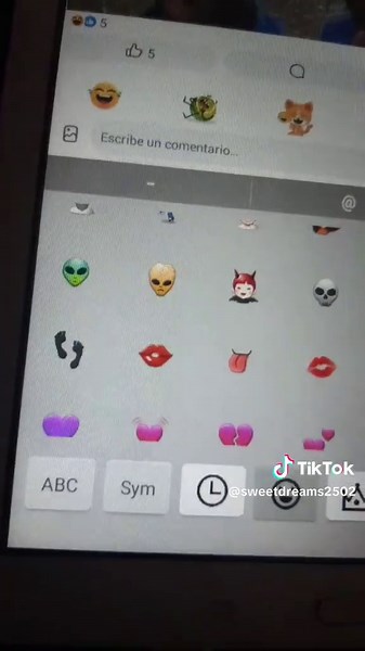 Pruebas del emoji de alien amarillo en lost media