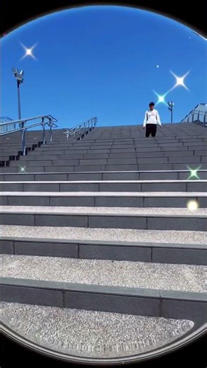階段を一歩ずつ上がるたびに、視界がゆっくりと開けていく。そして、最後の一段を越えた瞬間——そこに現れるのは、圧倒的なスケールの国立競技場。静けさと迫力が同時に押し寄せるこの瞬間は、まるで別世界。