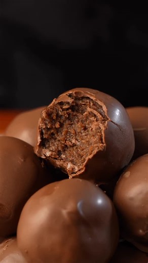 Gaspi | Recetas fáciles on Instagram: "Día 1 de 7 de meriendas saludables 🍫 para que no caigas en el picoteo de galletitas todos los días de tu vida! Denme ideas para mañana 😅 Para 20 trufas -1 lata garbanzos -1 taza crema de maní si es casera mejor (300g) -1/3 taza miel (100g) -1 cdta extracto d vainilla -60g whey protein -2 Cdas cacao -200g chocolate amargo Anímate a probarlas que no tienen sabor a garbanzos! Gaspi ✌🏻 #recetasaludable #recetas #chocolate #snacks #merienda"