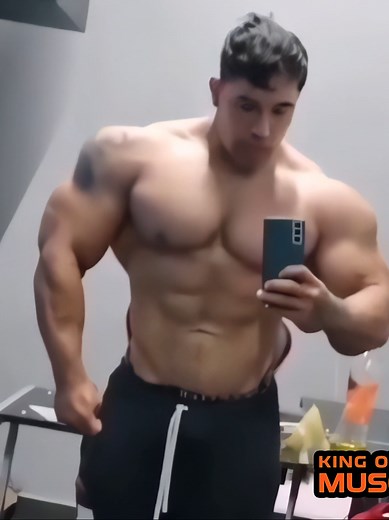 ‏Young and massive muscle stud