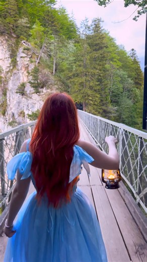 Returning to the castle 🕯️📖🏰The best view of Neuschwanstein Castle? The Marienbrücke bridge! 🌉You can get a shuttle bus that will take you right up to the bridge - from there it’s only a 2 minute walk away. Tickets up cost 3 euros each. Tickets down cost 2 euros each. You can only buy a one-way ticket when you get on the bus. PS the shuttle bus only runs until a certain time, so for sunset we hiked up for this! And that takes about 30-40 minutes! Truly, the effort to get there was a much les