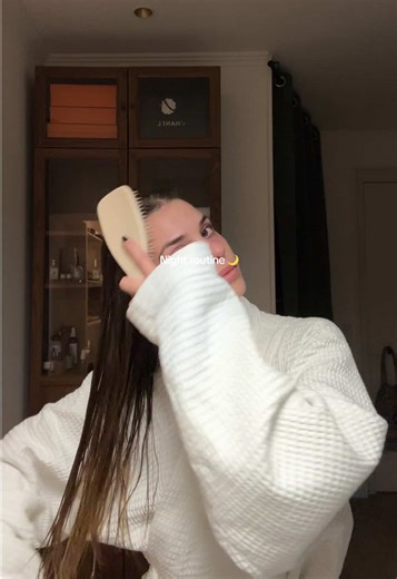 Night routine ⭐️ Eau de raisin @Caudalie Brosse @Tangle Teezer Absolut repair molecular @L’Oreal Paris Makeup & Hair Dream coat @Color Wow Hair Sèche cheveux @DreameUS Glaze drops @Kérastase Poremizing masque @SKIN1004 Peeling et masque lèvres @Typology Paris Ampoule @skin1004 Glazing milk @rhode skin Poremizing crème @skin1004 Masque yeux @typology Lip volumizer @RoC Skincare Masque de nuit collagène @Abib Cosmetics by @KYO SHII Brume délicieuse @L’Occitane France 🇫🇷 #fyp #skincare #haircarer