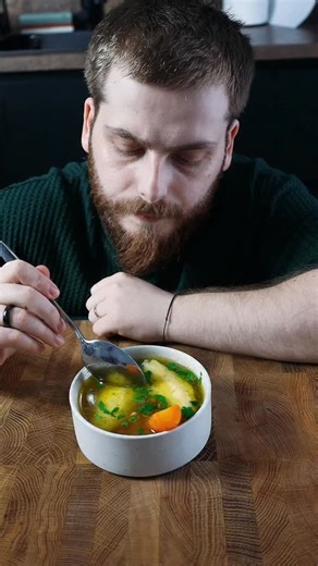 Dacian Cooks on Instagram: "Ep. 2 | Supă de pui cu găluște 🍲 Scrie-mi în comentarii povestea preparatului tău și lasă-mă să-l gătesc pentru tine ❤️ 🥕 Ingrediente supă: • pulpe de pui și spate de pui (eu asta am folosit) • 2 morcovi • 1 păstârnac • 1 rădăcină de pătrunjel • 1 tijă de apio • 1 ardei • 1/4 țelină mică • 1 ceapă • 1 foaie de dafin • boabe de piper • sare după gust • pătrunjel verde 🥣 Ingrediente găluște: • 2 ouă • 4–5 linguri griș • un praf de sare 👩‍🍳 Mod de preparare: 1️⃣ Pen