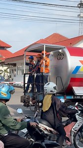 2K views · 8.8K reactions | Kereta api melaju di jalan raya yang sedang ramai lalu lintasnya #keretaapi #masinis #railfansindonesia #railway #reels | Alvan Rivai | Facebook