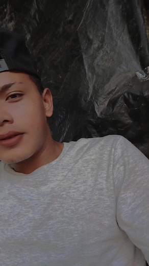 Exploring Minimalist Backgrounds in Video Production