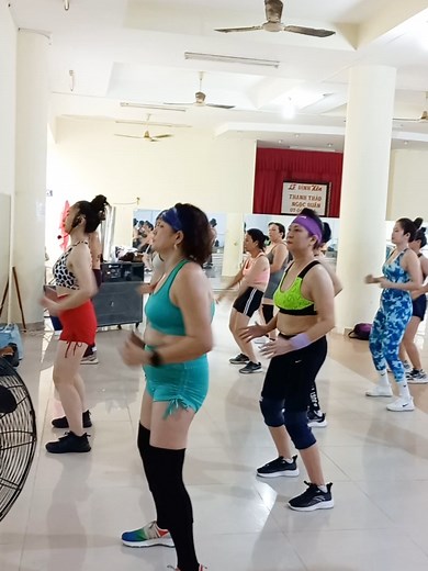 LỚP AEROBIC CÔNG ĐỒNG GIẢM CÂN DÀNH CHO CHỊ EM MỚI BẮT ĐẦU TẬP Học phí chỉ 300k/th - HLV sẽ hướng dẫn từng động tác cơ bản nhất cho người mới tập - Tập thả ga không giới hạn giờ cố định - Âm nhạc sôi động giúp xả stress - Vận động toàn thân, đốt calo gấp 3 lần các bộ môn thể thao khác - Nhanh chóng lấy lại vóc dáng ---------- 🛑 1 giờ tập Aerobic tại lớp gồm: ☑️ 30 - 40 phút nhảy Aerobic với nhạc ☑️ 20 - 30 phút tập các bài cơ cùng dụng cụ: gậy ngắn/dài, tạ, thảm ------------ ⏩ Đội ngũ HLV tại l