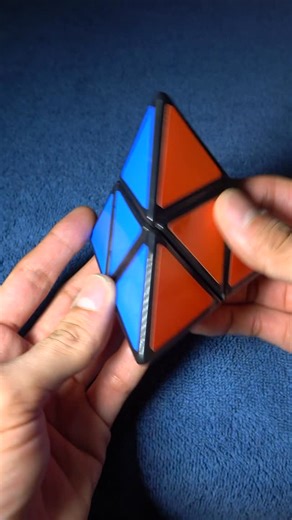 El pyramorphix es un cubo 2x2 camuflado como una pirámide. Se gira realmente por la mitad, como ocurre con un rúbik de 2 niveles pero entrega dificultad a camuflarse en la forma de un tetraedro o pirámide | Camilo HG