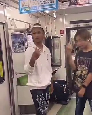 これの横揺れダンスってなんなん？wダサいと迷惑の極み。