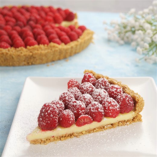 Hvit sjokoladeganache med friske bær fra Kakemums Kokeboka - som er på SALG nå: https://mums.no/products/kakemums-kokeboka | Mums.no