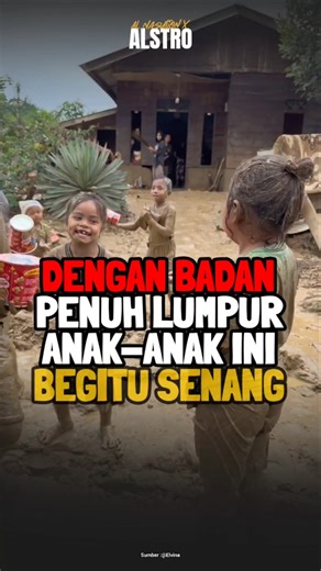 Dengan badan penuh lumpur, anak-anak ini tampak begitu senangnya saat diberi pop mie.