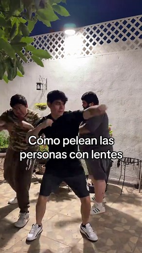 Personas con lentes y el combate