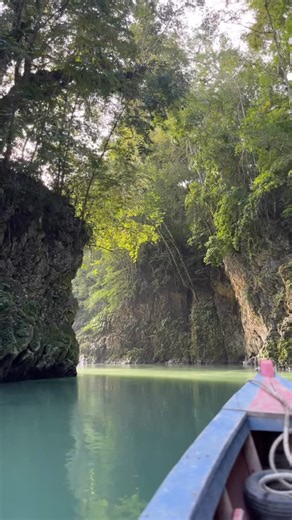 Davne Hernández on Instagram: "🏞️🍃El Peyán, un impresionante sumidero de piedra caliza con aguas turquesa que fluyen. Desde este encantador lugar, puedes disfrutar de fascinantes miradores que ofrecen vistas panorámicas alrededor del Río Chixoy. La vegetación que rodea estas aguas turquesa crea un escenario de ensueño, donde te puedes maravillar con el increíble color turquesa de las aguas.😍✨"