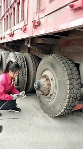 给卡车轮胎充气
