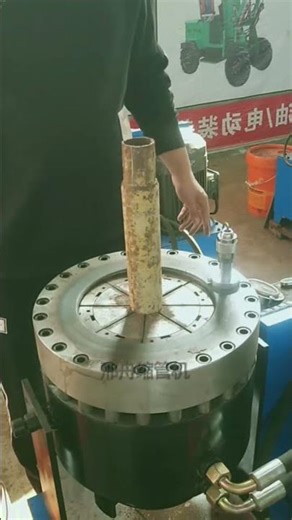 Pipe shrinking machine, pipe shrinking machine, steel pipe shrinking and joining