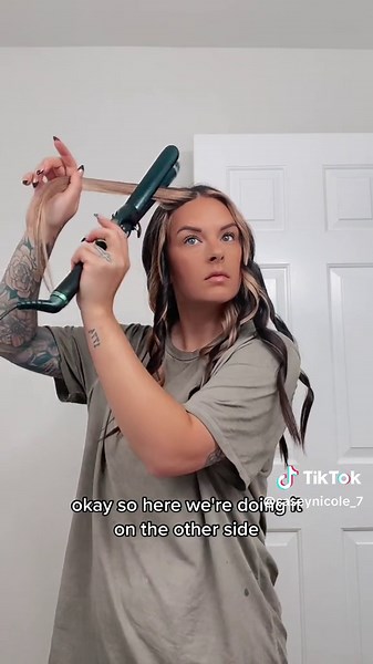 A little mermaid curl turorial for upur daily scroll 😘 #hair #haircare #hairstylist #longhair #brunette #blonde #noextensions #naturalhair #healthyhair #hairtutorial #curls #haircurlingtutorial #hairstyles #hairstylist #hairstylistsoftiktok