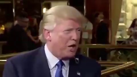 🚨这段视频记录了彭博社政治记者2015年对川唐纳德·特朗普的一次采访，当时他被问及他最喜欢的圣经经文。📌采访者：您提到了圣经，您一直说它是您最喜欢的书，而且您昨晚在爱荷华州也说过，我想有些人对您这么说感到惊讶。我想知道您最喜欢的一两节圣经经文是什么，以及为什么？川普：嗯，我不想谈这个，因为对我来说，这非常私人。你知道，当我谈到圣经时，这对我来说非常私人，所以我不想具体谈论经文。📌采访者：没有哪节经文对您意义重大，您会经常想起或引用吗？川普：圣经对我意义重大，但我不想具体谈论。📌采访者：即使是引用一节您喜欢的经文也不行吗？川普：不，我不想那样做。📌采访者：您是旧约信徒还是新约信徒？川普：呃……大概……差不多吧。我觉得整本圣经都很棒……我开玩笑的，确实很棒，他们总是把《交易的艺术》奉为我第二喜欢的书。但是，我觉得圣经本身……（彭博政治记者马克·哈尔珀林和约翰·海勒曼报道。采访于2015年8月26日，唐纳德·川普首次竞选总统期间。）