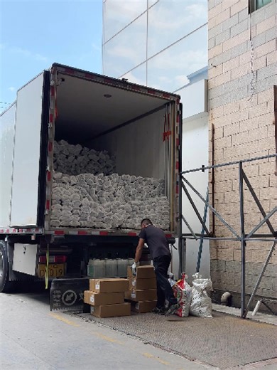 Shipment in progress. Custom windows and doors are carefully packed and shipped, ready to be delivered to the project site. #CustomWindowsAndDoors #Shipment #ReadyToShip #WindowsAndDoors #BuildingMaterials #Architecture #OEM #ODM