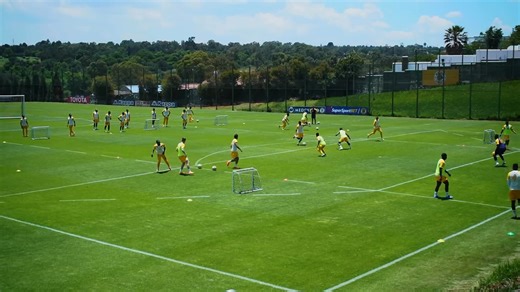 Kaizer Chiefs under Cedric Kaze and Khalil Ben Youssef show a dynamic training setup: individual duels in the wide channels combined with 3v2 GK overload attacks. A sharp way to train 1v1 behaviour on the wings while developing fast, advantage-based attacks through the middle. Intensity, clarity and constant decision-making. #fblifestyle | Pedro Mendonça