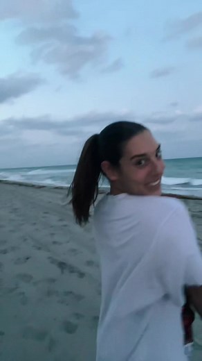 Running on the beach making tiktoks at night with your friend is incredibly freeing🤣💕