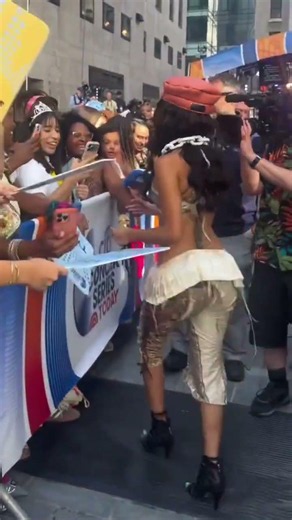 Tyla with fans after her performance at the TODAY show in New York City! 🫶🏻