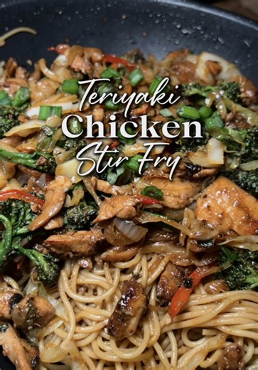 🥡 Teriyaki Chicken & Veggie Noodles Veggies: \t•\t1 onion, sliced \t•\t½ bell pepper, sliced \t•\tShredded cabbage \t•\tShredded carrots \t•\tOlive oil \t•\tCoconut aminos teriyaki sauce Teriyaki Noodle Sauce: \t•\t1 tsp minced garlic \t•\t⅛ tsp grated ginger \t•\t2 tbsp liquid aminos \t•\t2 tbsp coconut aminos teriyaki \t•\t1 tbsp low-sodium oyster sauce \t•\t1 tsp honey \t•\t¼ cup water \t•\t1 tsp cornstarch \t•\tProtein noodles (Barilla) \t•\tGreen onion (for topping) Chicken: \t•\t2 chicken