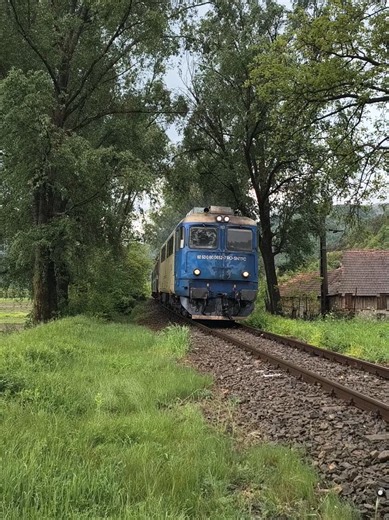 Scenic Train Journey Through Romania’s Olt Valley