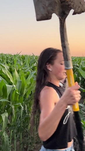 Laura Farms (@laurafarms)’s videos with Follow me if you like skiing - Isaac