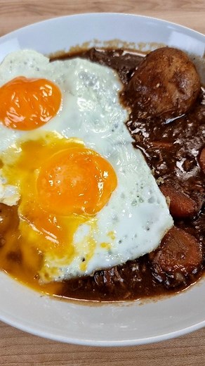 foodkagechris on Instagram: "Yor's Southern Stew 🍳🍲 from Spy x Family Season 2 Episode 4 Recipe: -400g beef -100ml water -2 tbsp oil -3 tbsp paprika powder -salt and pepper -4 Potatoes -2 carrots, diced -1 large onion, diced -3 garlic cloves, minced -2 tbsp flour -250ml red wine -250g tomato sauce -2 tbsp worcester shire sauce -600ml chicken or beef broth -2 tbsp sour cream -1/2 tbsp sugar -MSG -2 Egg, sunny side - optional: 2 Sausages, octopus shaped (Yor's Mom Version) Cut the beef into chun