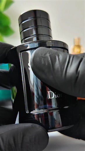 Cztery zapachy, które nie idą na kompromisy. Dior, Versace, Jean Paul Gaultier — zestaw, który pachnie pewnością siebie, klasą i przewagą. Nie ma tu przypadkowych nut. Jest siła, mrok i elegancja zamknięte w szkle. To zapachy facetów, o których się mówi, zanim wejdą do pokoju. Dzięki, Grzegorzu, za wybór, który pachnie jak przewaga. Sprawdź, jak pachnie pewność siebie na Perfame.pl #DiorSauvageElixir #VersaceEros #JeanPaulGaultier #PerfumyMęskie #PachnieJakLuksus #StylowyFacet #ZapachMęskości #L