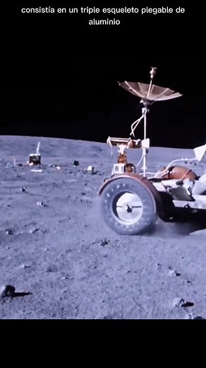 🚜El primer carro de la luna 📌El primer automóvil lunar fue el vehículo que usó la NASA en la misión Apolo 15 en 1971 para explorar la superficie de la luna. 📌El automóvil lunar, también conocido como "Lunar Roving Vehicle" o LRV, fue diseñado específicamente para manejar el terreno accidentado y el bajo peso del cuerpo humano en la luna. 📌Tenía una estructura de aluminio y ruedas de acero que le permitían recorrer grandes distancias en la superficie lunar. 📌Durante la misión Apolo 15, el LR